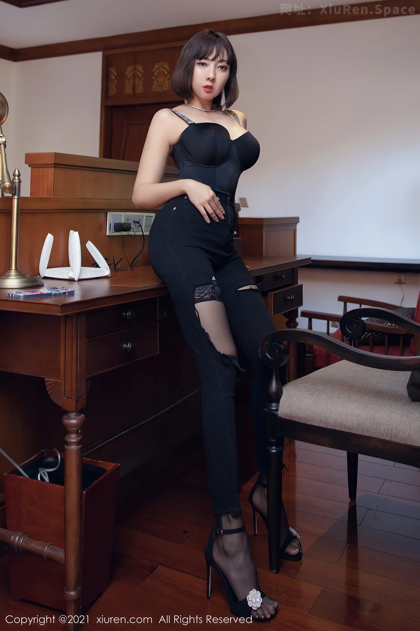 图片[3]-[XiuRen秀人网]VOL.4277 御姐果儿Victoria西双版纳旅拍性感内衣配蕾丝吊袜撩人诱惑写真48P-秀人网官方网站